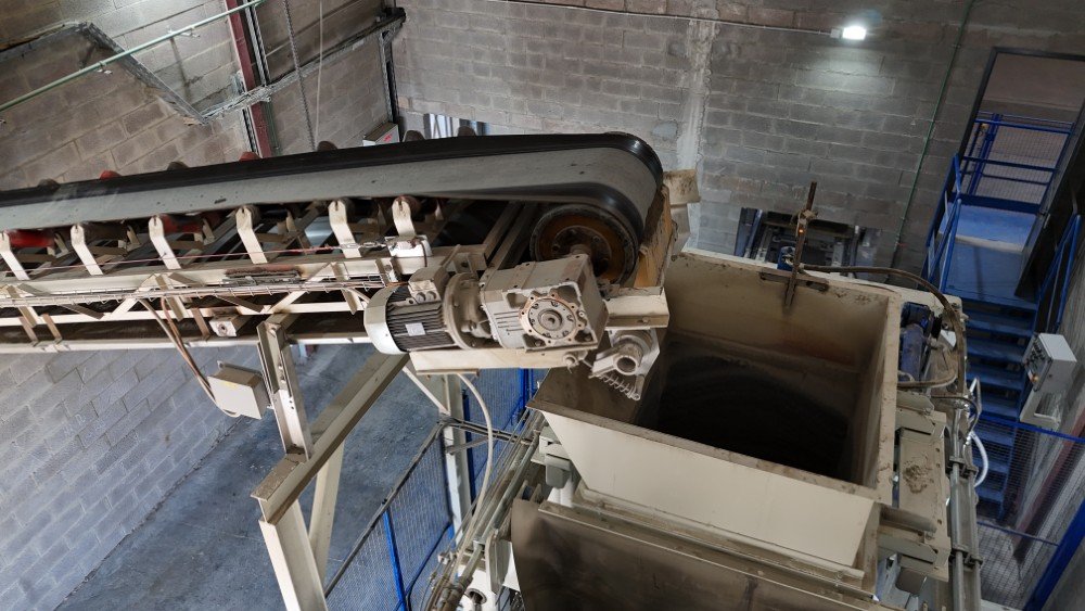 Aggregate conveyor and mixer feed system